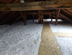 Zateplení stropu obecního domu pomocí foukané izolace